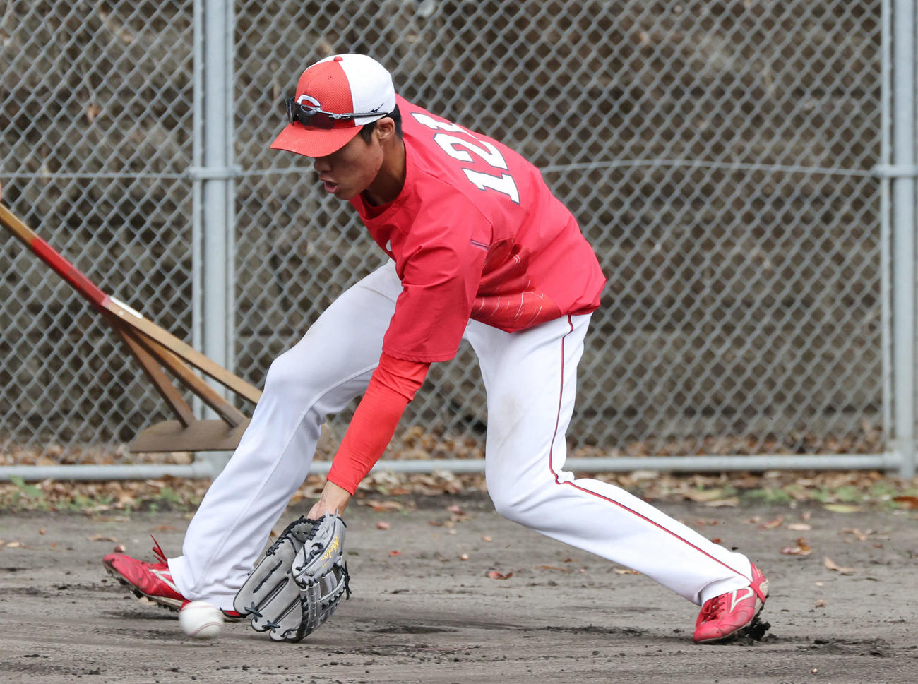 広島秋季キャンプ　新井新監督が見守る中、サブグラウンドでノックを受ける二俣（撮影・加藤孝規）