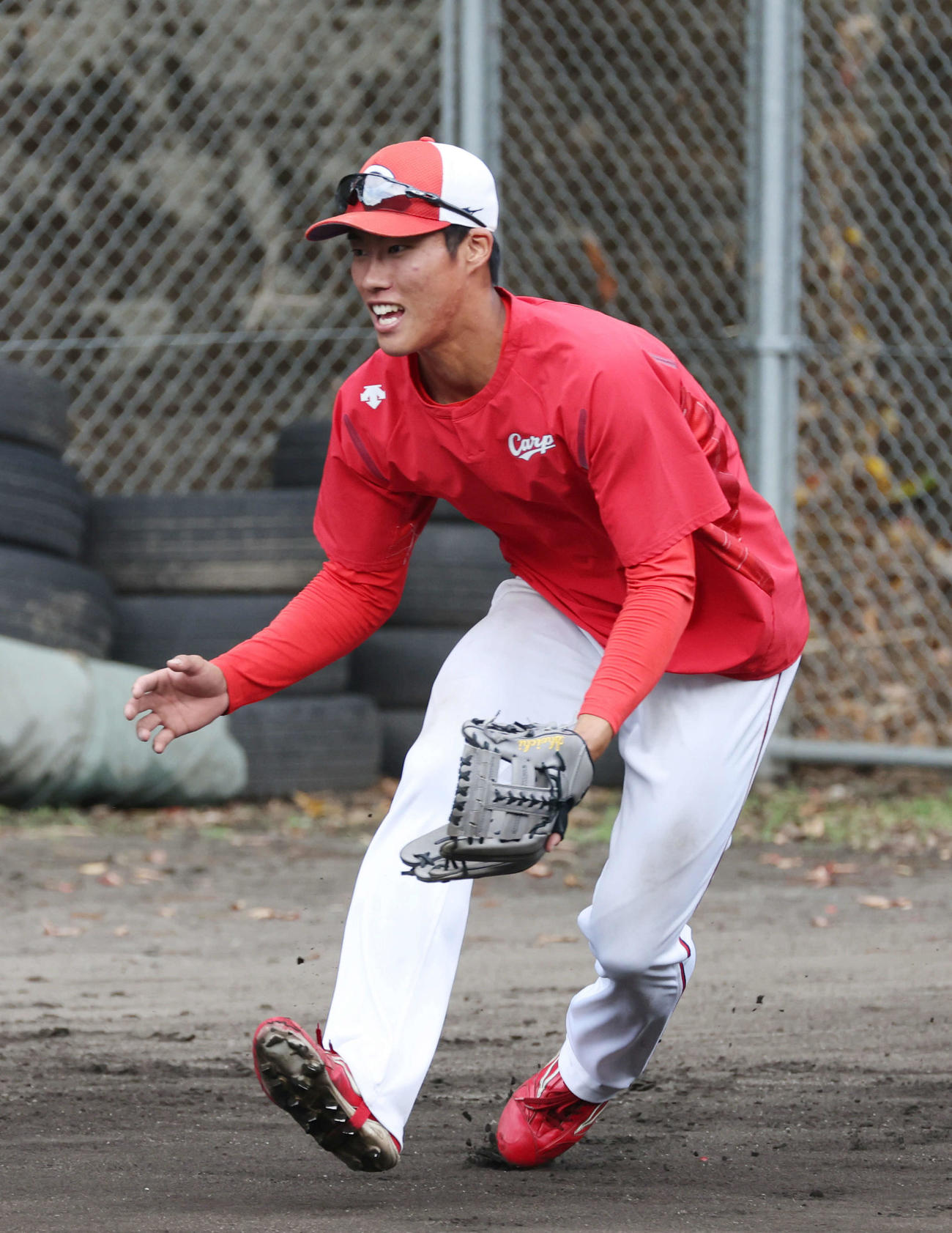 広島秋季キャンプ　新井新監督が見守る中、サブグラウンドでノックを受ける二俣（撮影・加藤孝規）