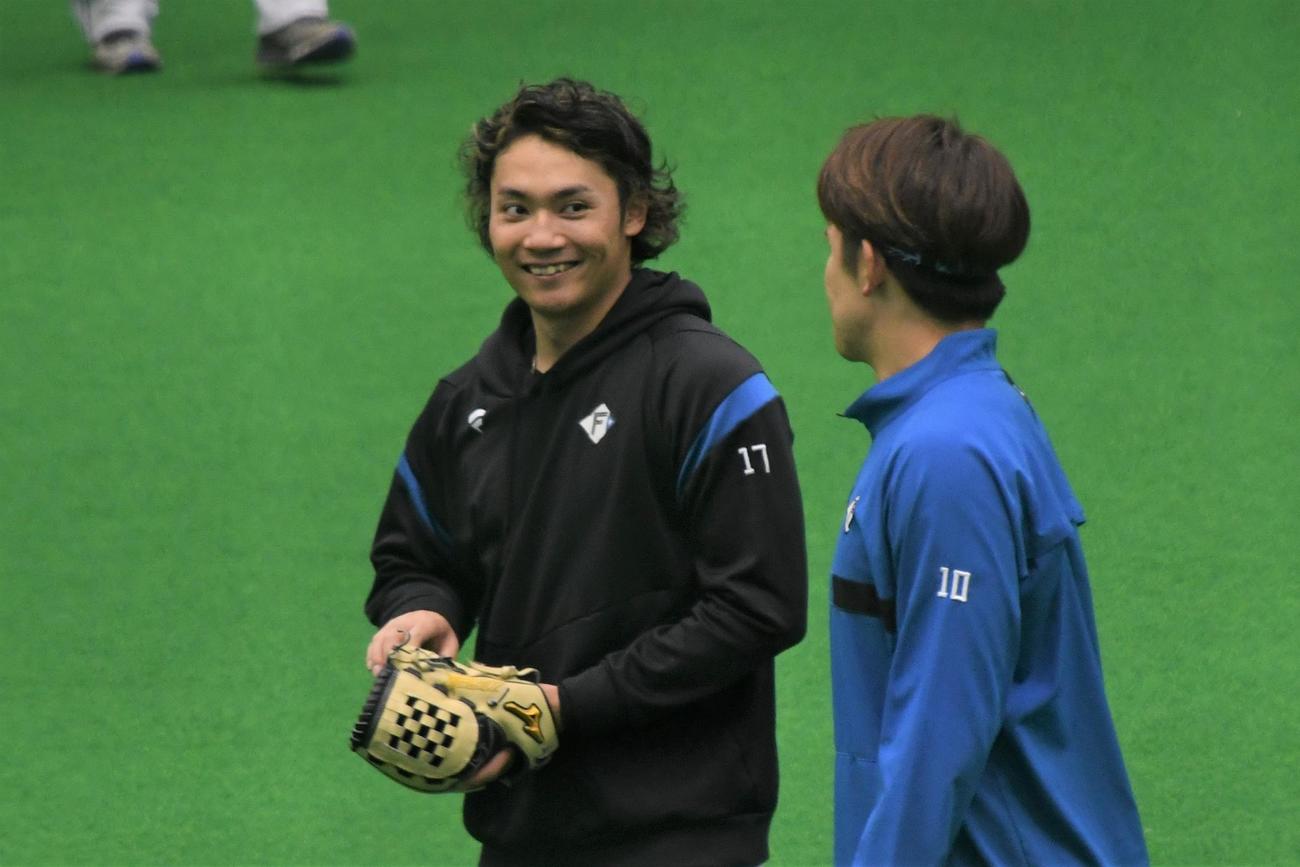 清水（右）と談笑する日本ハム伊藤（撮影・石井翔太）