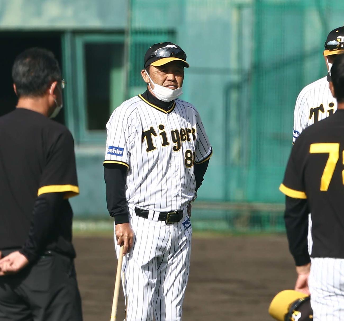 岡田監督（中央）は練習前の円陣でナインに話をする（撮影・上田博志）