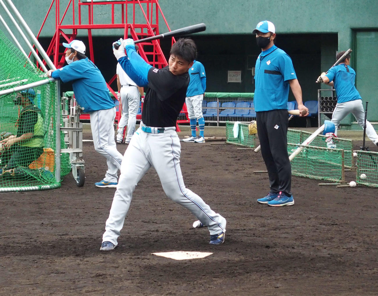 日本ハム稲葉ゼネラルマネジャーが見守る中、ロングティーを行う清宮（撮影・中島宙恵）