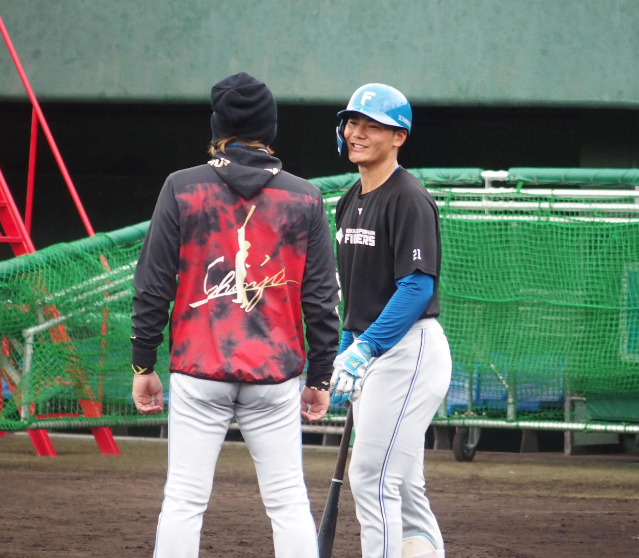 特打中に日本ハム新庄監督（左）と言葉を交わす清宮（撮影・中島宙恵）