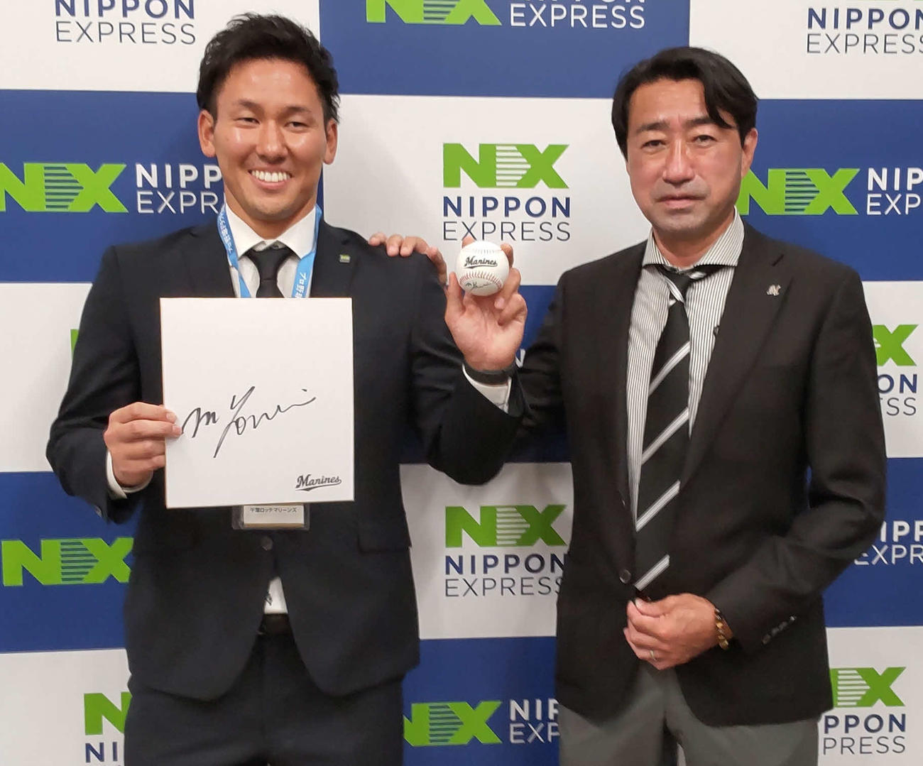 ロッテのドラフト4位、日本通運・高野（左）は中川スカウトから指名あいさつを受けた（2022年10月26日撮影）