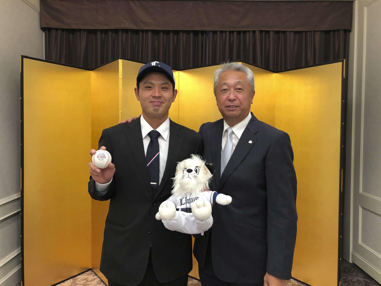 西武と入団合意し笑顔の中京大・三浦（左）と安達スカウト（球団提供）