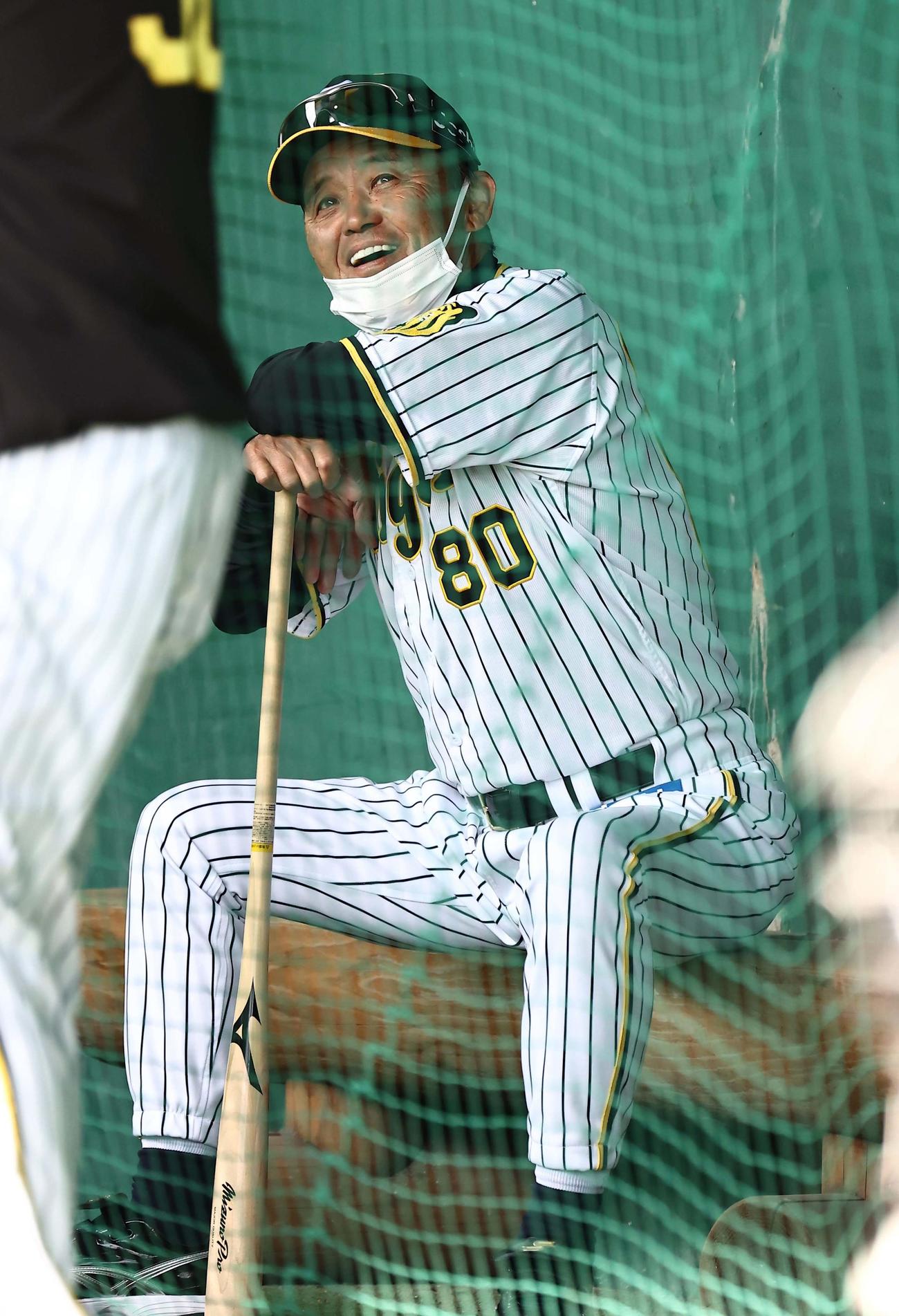 ブルペンで笑顔を見せる岡田監督（撮影・上田博志）