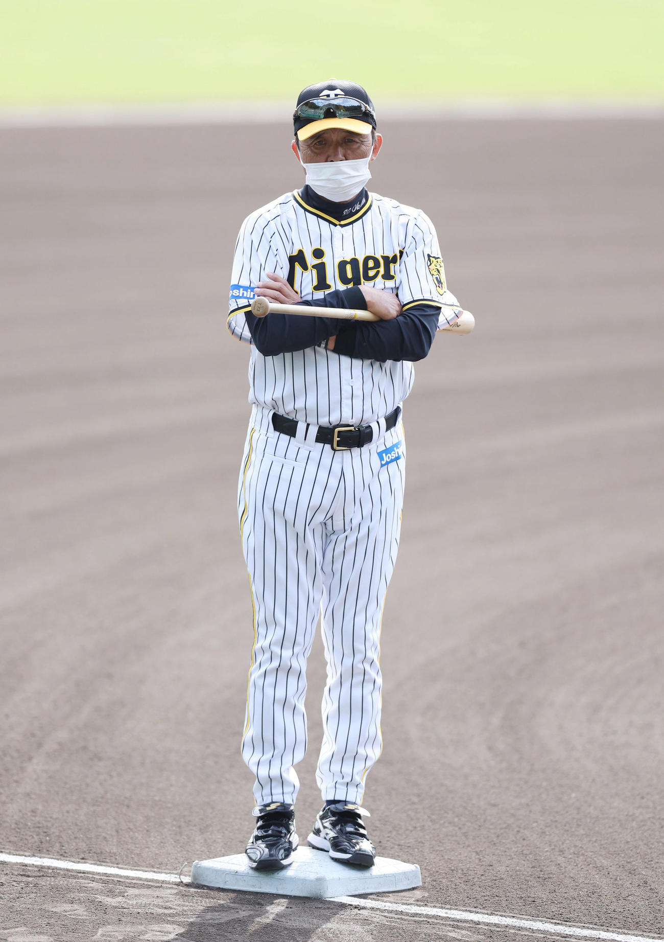 ベースの上に立ち練習を見つめる阪神岡田監督（撮影・前田充）