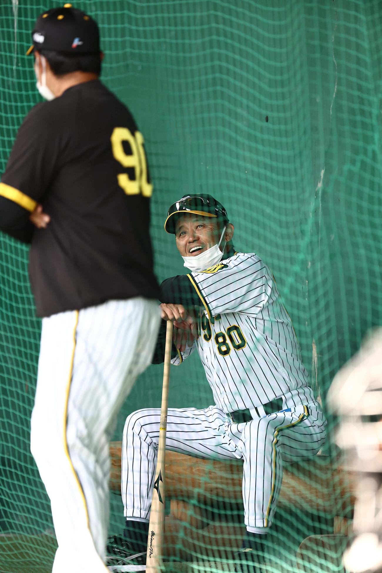 ブルペンで笑顔を見せる岡田監督（撮影・上田博志）