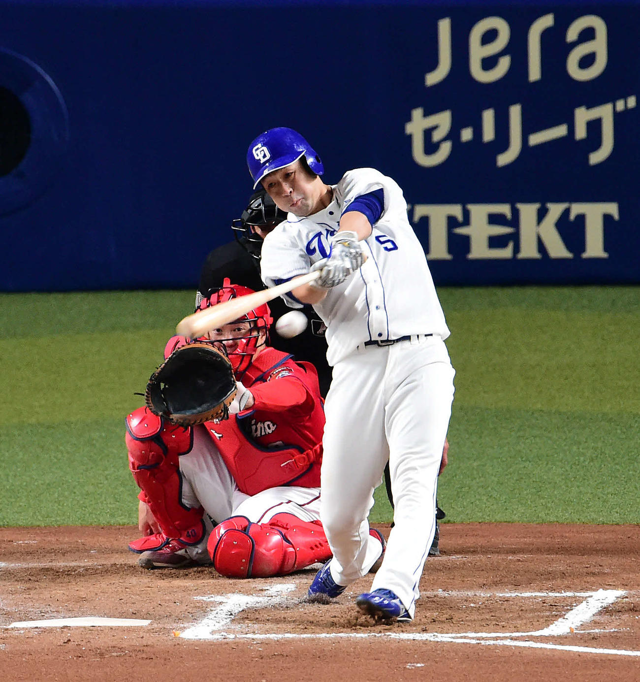 4月3日、広島戦で適時打を放つ中日阿部