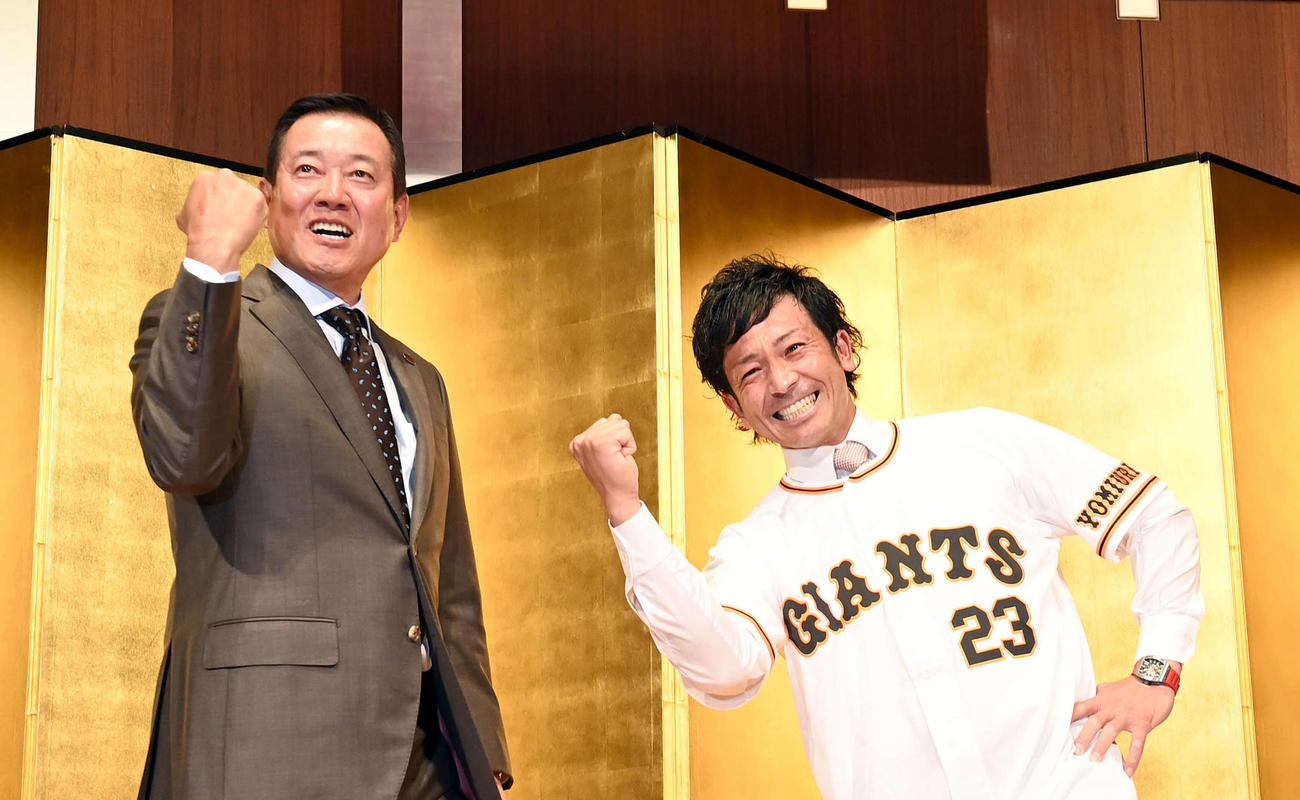 入団会見で巨人松田（右）は原監督と笑顔で「熱男」ポーズを決める（撮影・たえ見朱実）