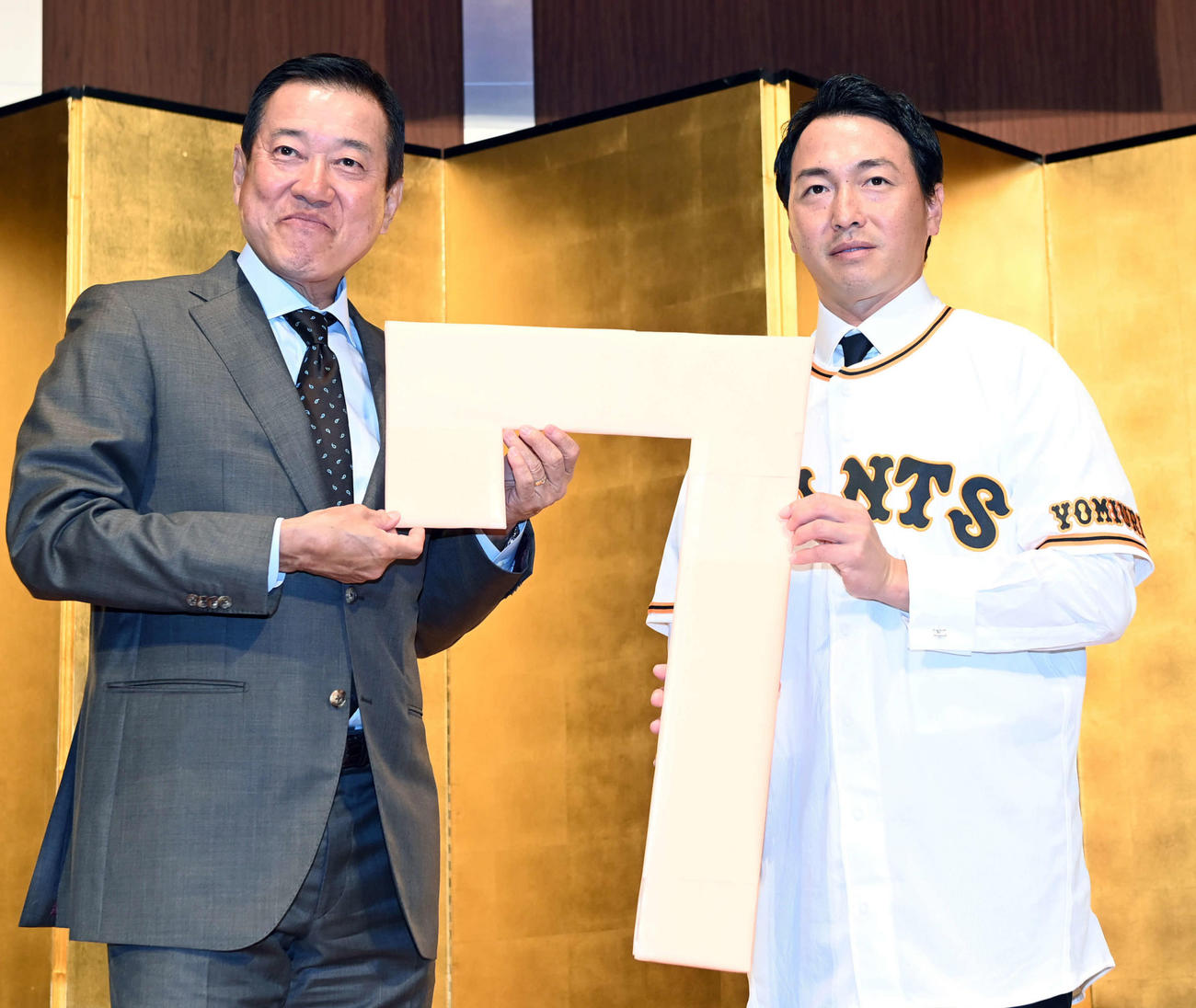 背番号が「7」に決まった巨人長野（右）は原監督と笑顔を見せる（撮影・たえ見朱実）