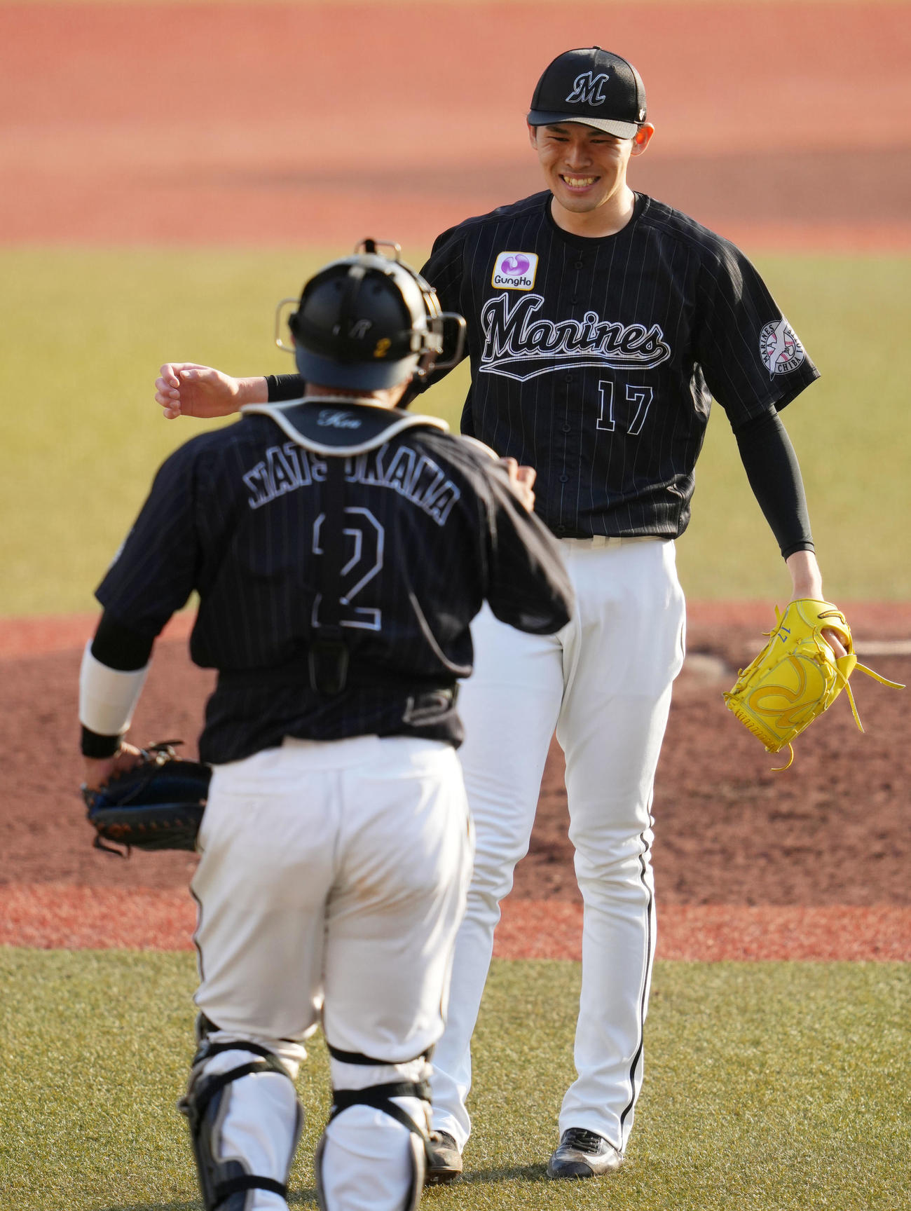 22年4月10日、オリックス戦で完封勝利を達成して笑顔を見せるロッテ佐々木朗。手前は松川