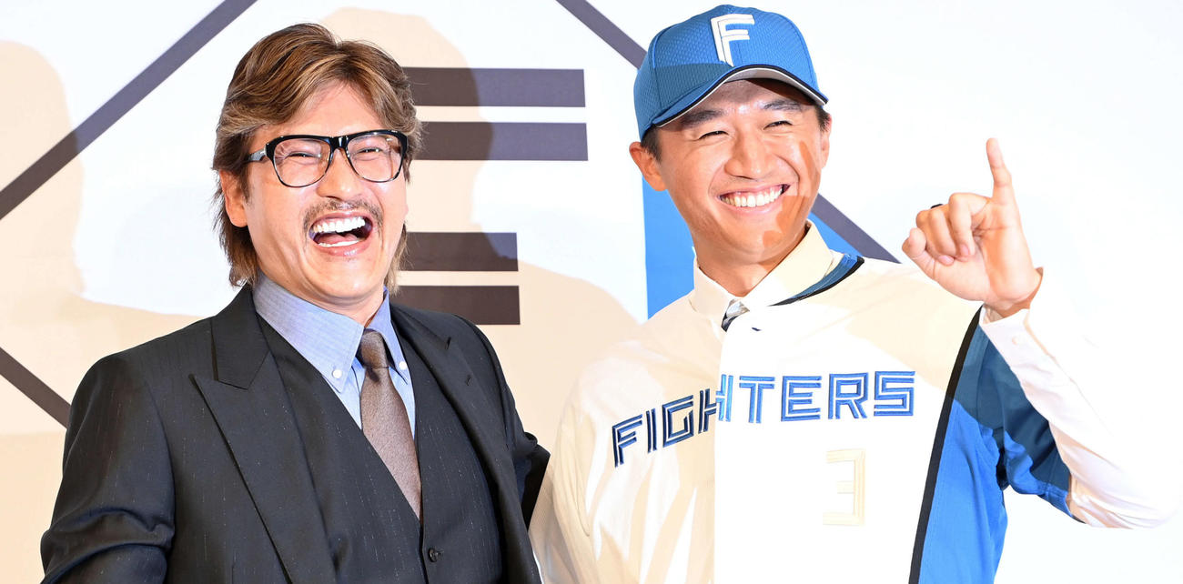 入団会見を終え新庄監督（左）と笑顔を見せる日本ハム加藤豪（22年11月4日撮影）