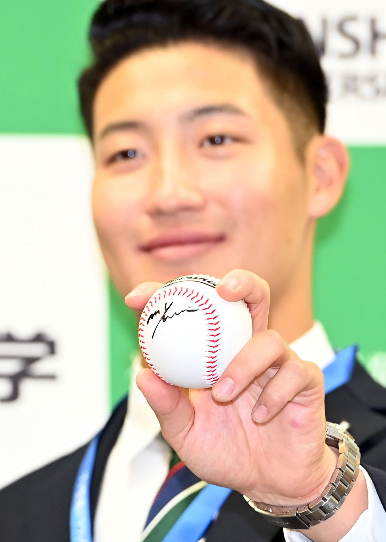 ロッテ吉井監督から贈られたサインボール（撮影・たえ見朱実）