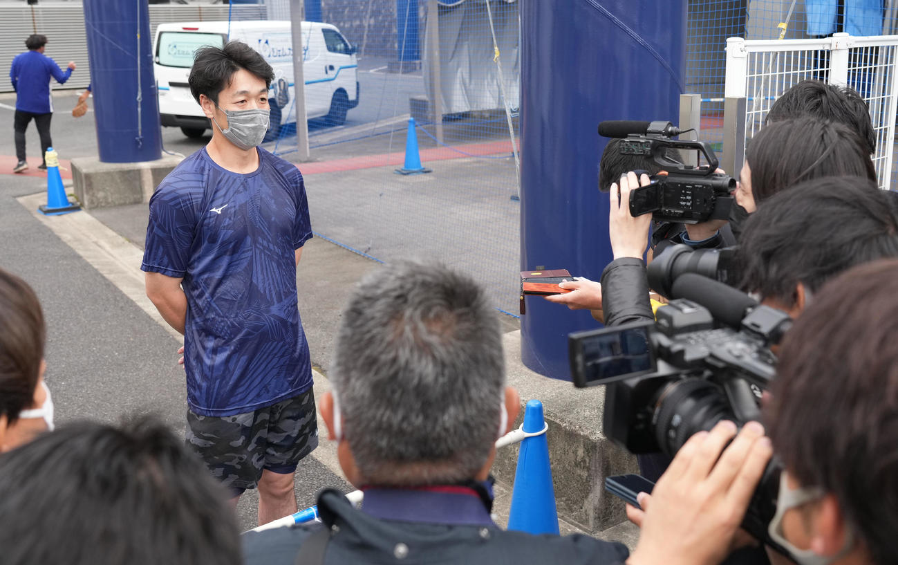 楽天へのトレードが決まり取材に応じる阿部（撮影・森本幸一）