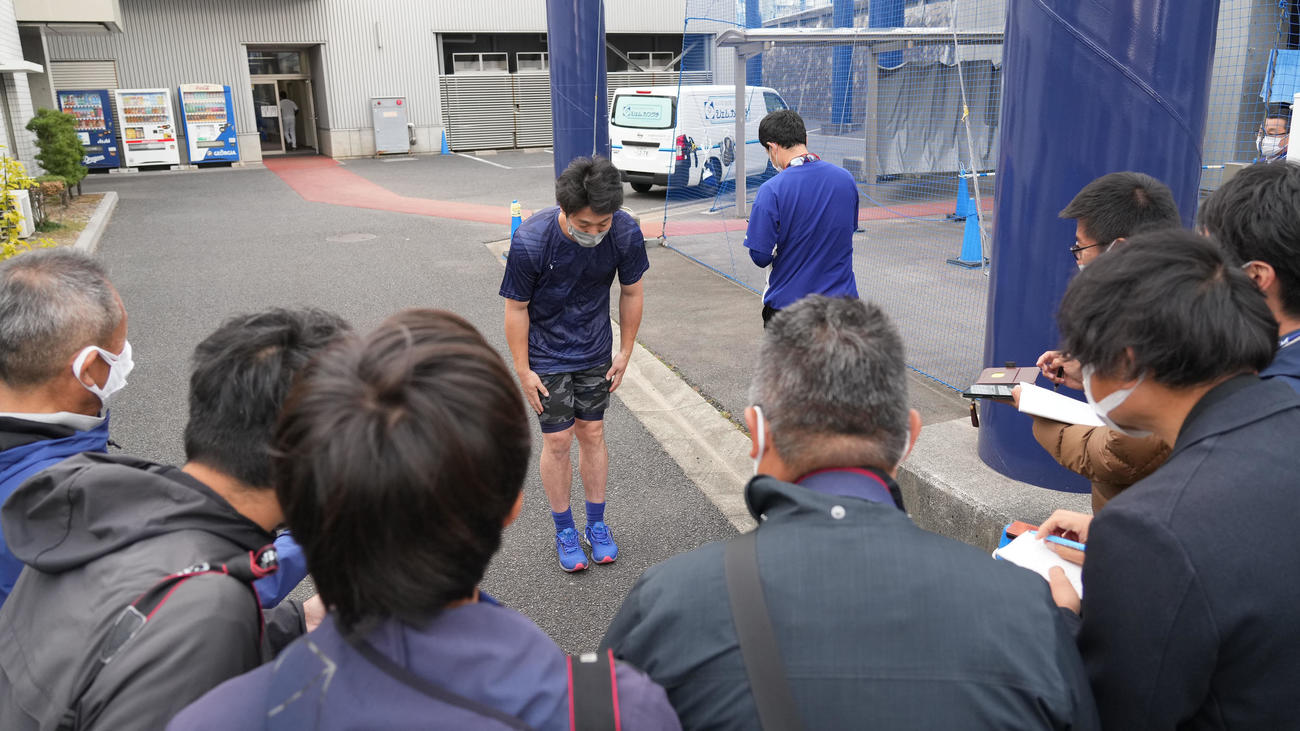 取材後、報道陣に深々と一礼する阿部（撮影・森本幸一）
