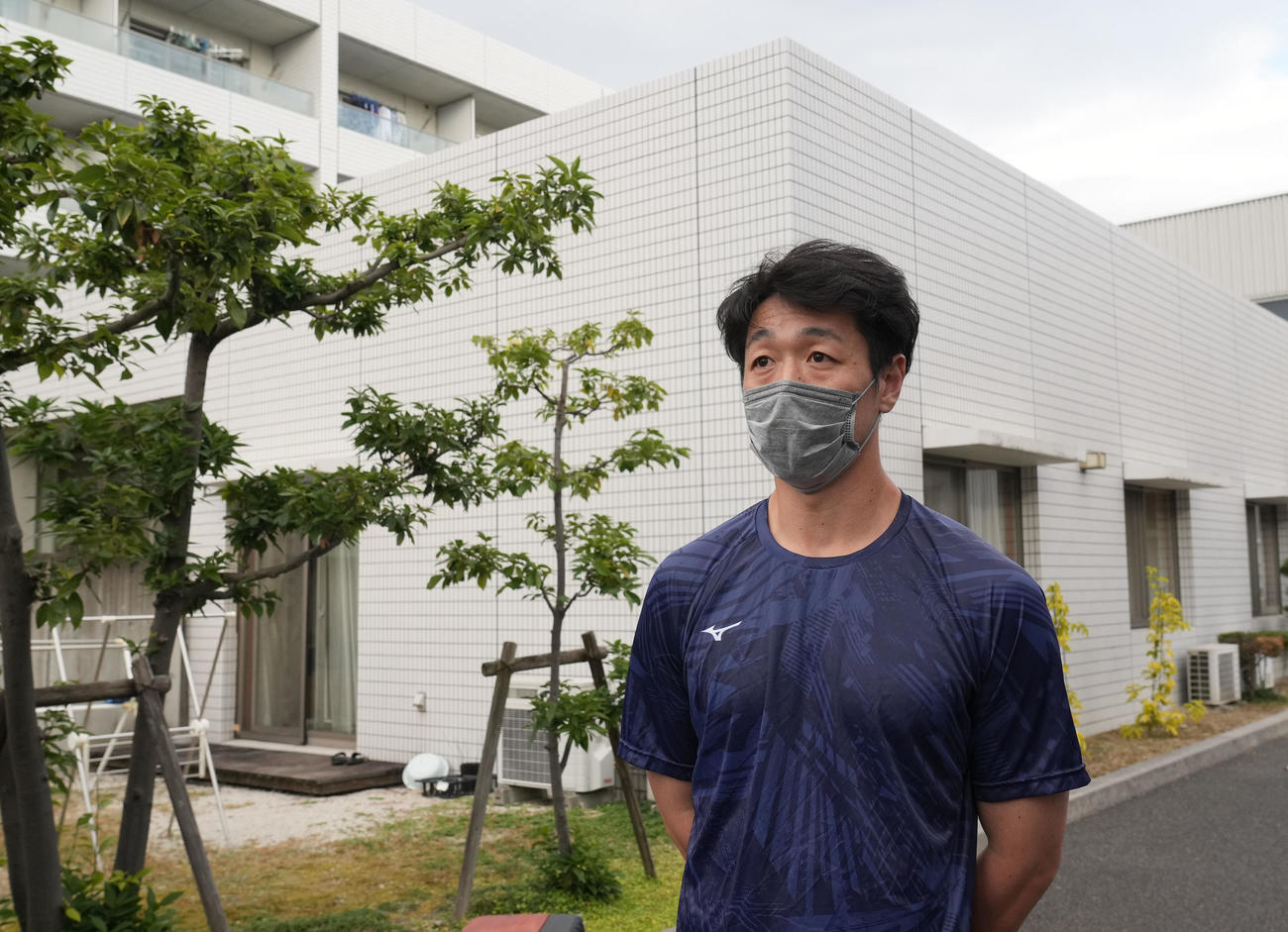 楽天へのトレードが決まり合宿所「昇竜館」前で取材に応じる阿部（撮影・森本幸一）