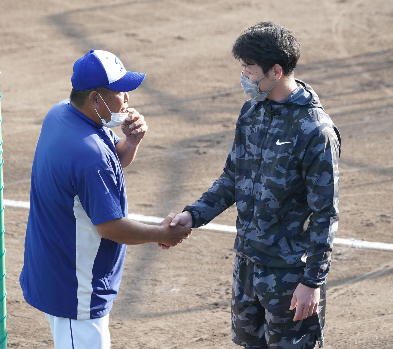 楽天へのトレードが決まり中村紀打撃コーチと握手を交わす阿部（右）（撮影・森本幸一）