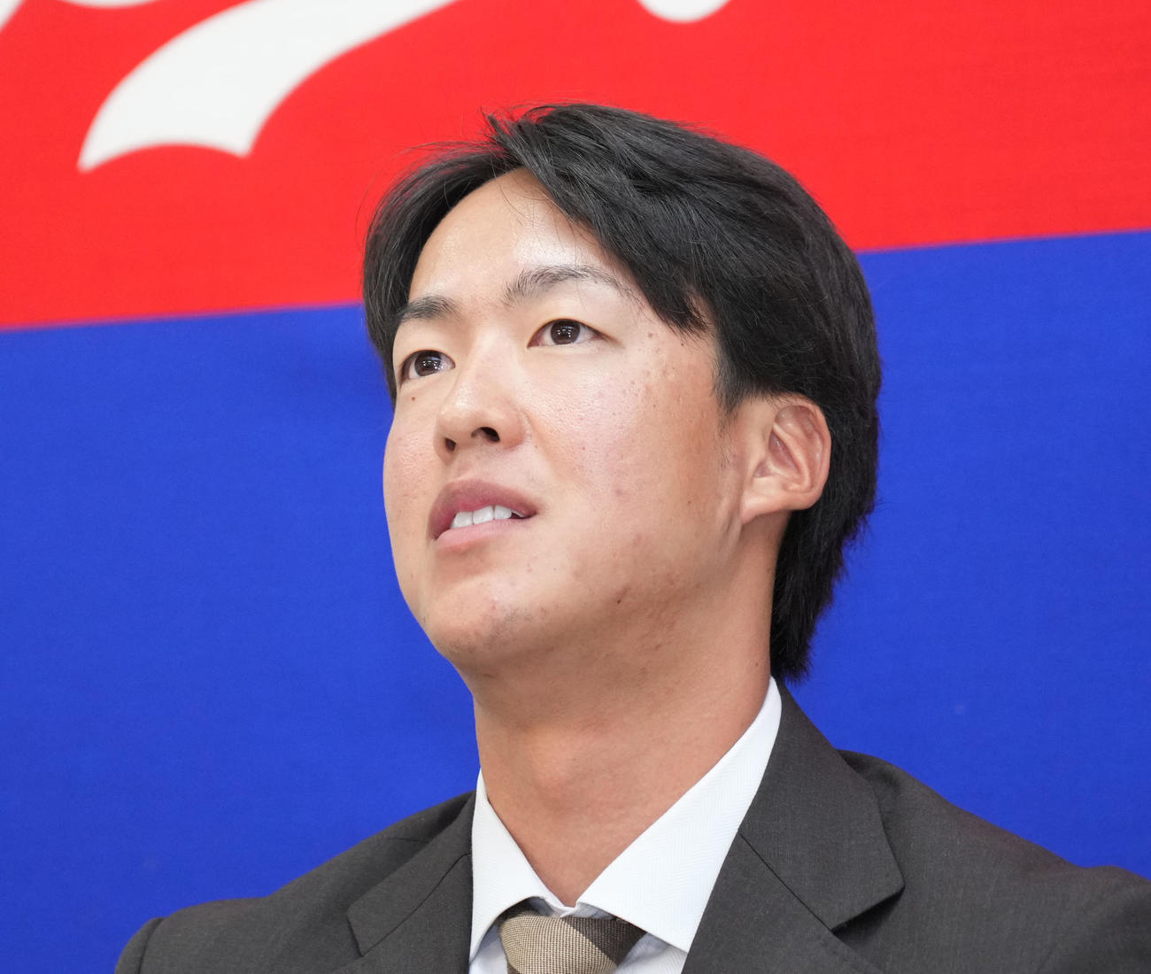 契約更改を終え会見する梅津（撮影・森本幸一）