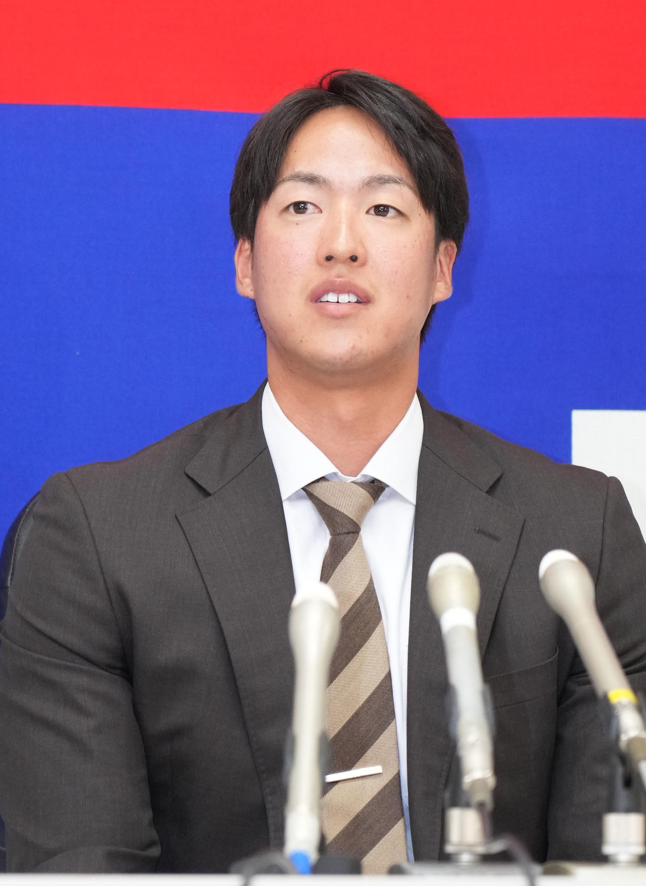 契約更改を終え会見する梅津（撮影・森本幸一）