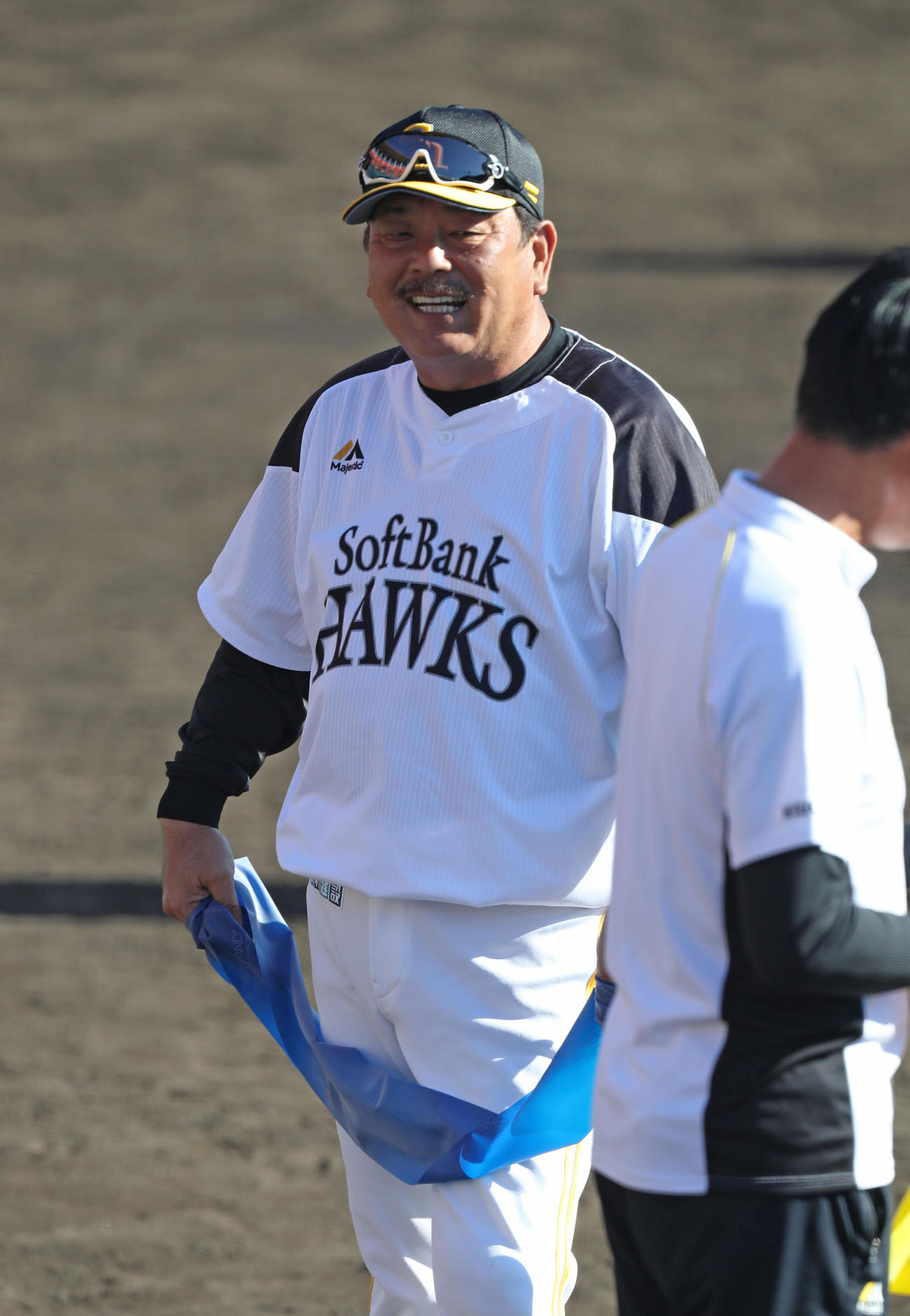 練習中に笑顔を見せる藤本監督（撮影・屋方直哉）