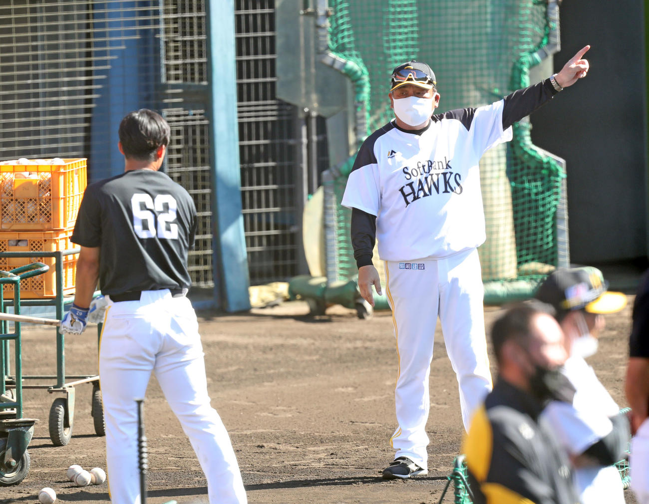 海野（左）を指導する藤本監督（撮影・屋方直哉）