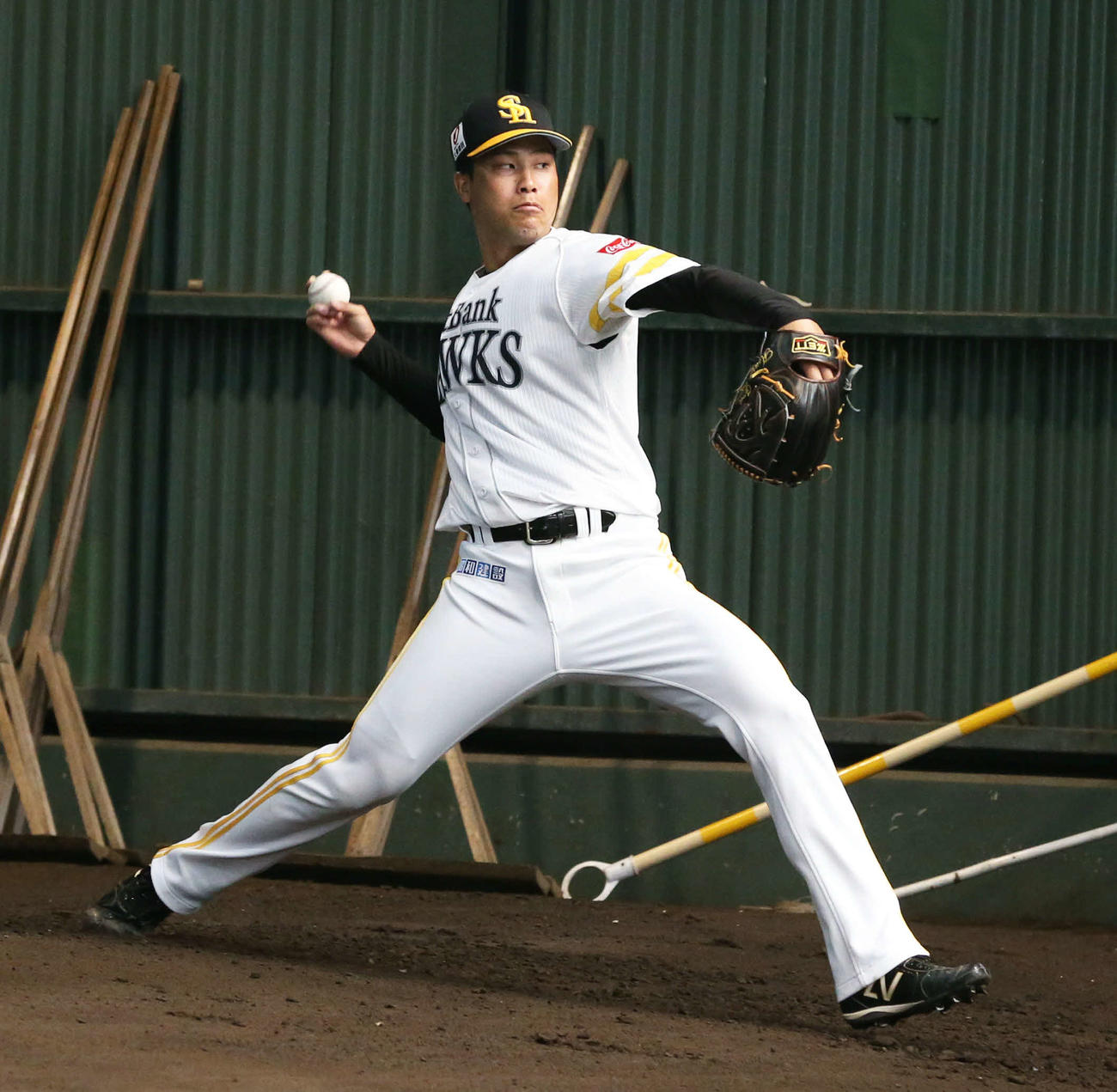 ブルペンで投球練習を行う藤井（撮影・屋方直哉）