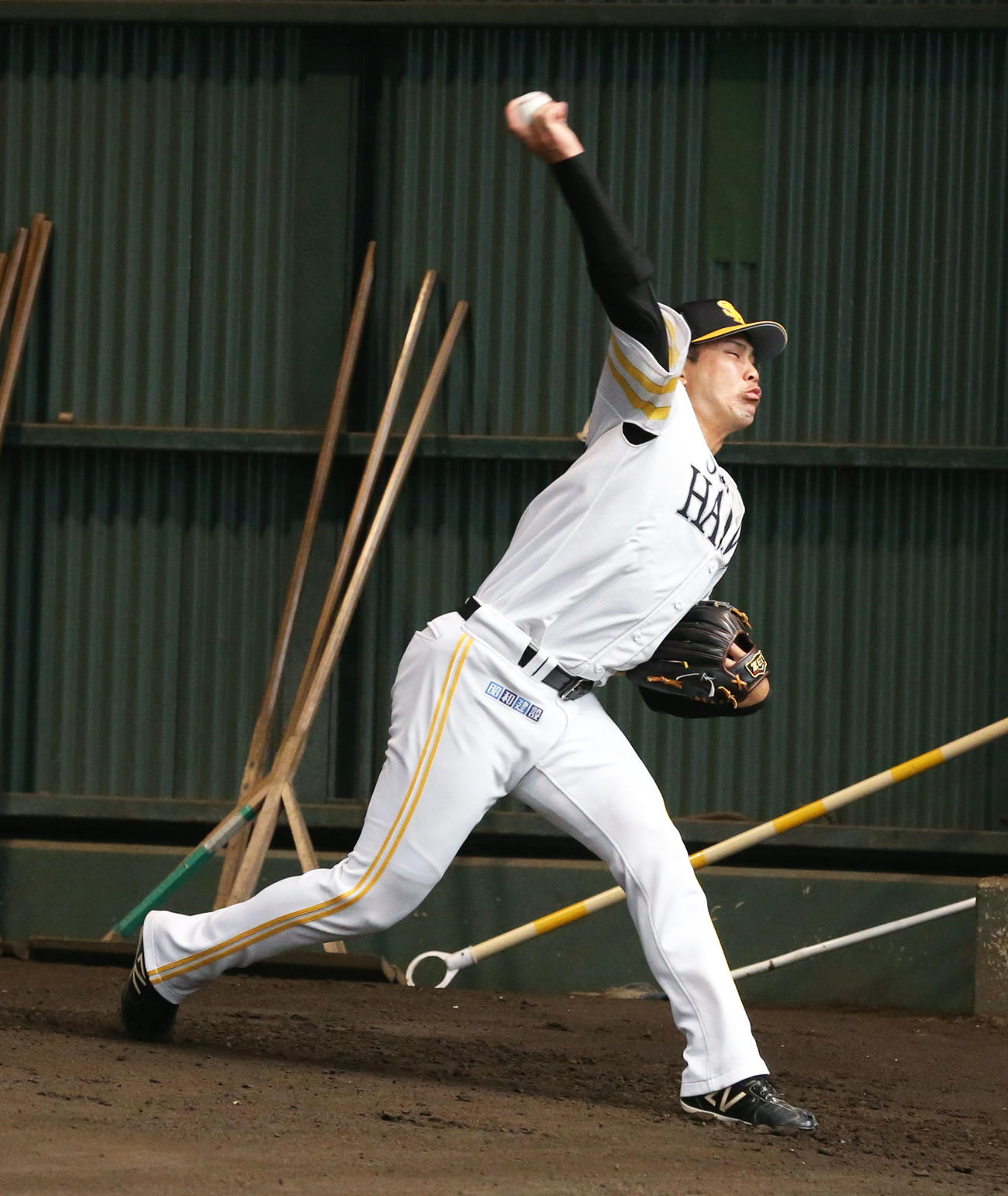 ブルペンで投球練習を行う藤井（撮影・屋方直哉）