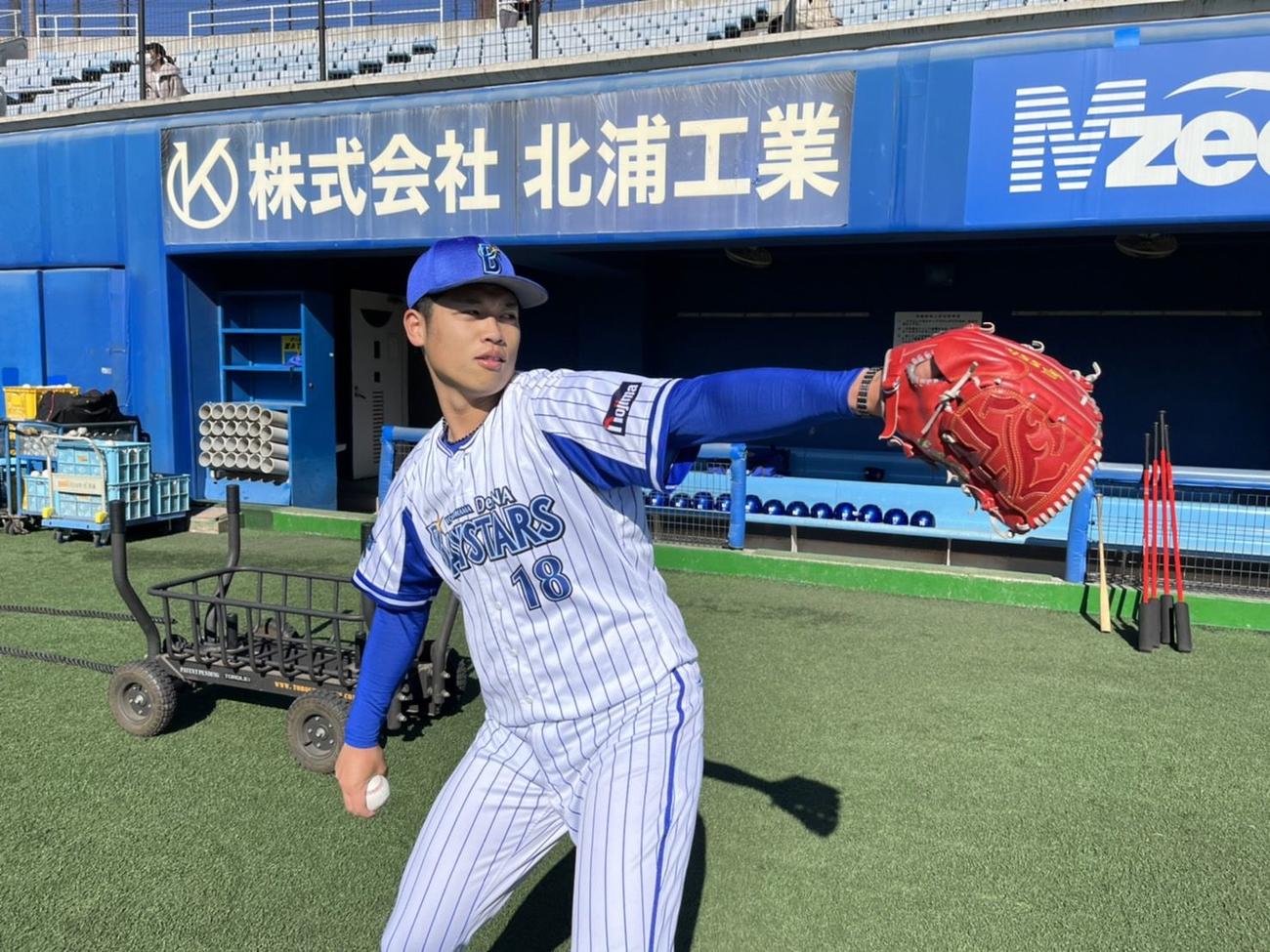 ベンチ前でキャッチボールするDeNA小園（球団提供）