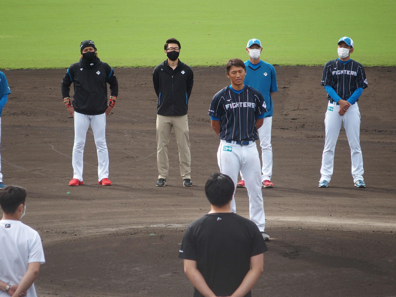 円陣の中央で手締めのスピーチをする日本ハム加藤豪（左から3人目）と新庄監督（左端）（撮影・中島宙恵）