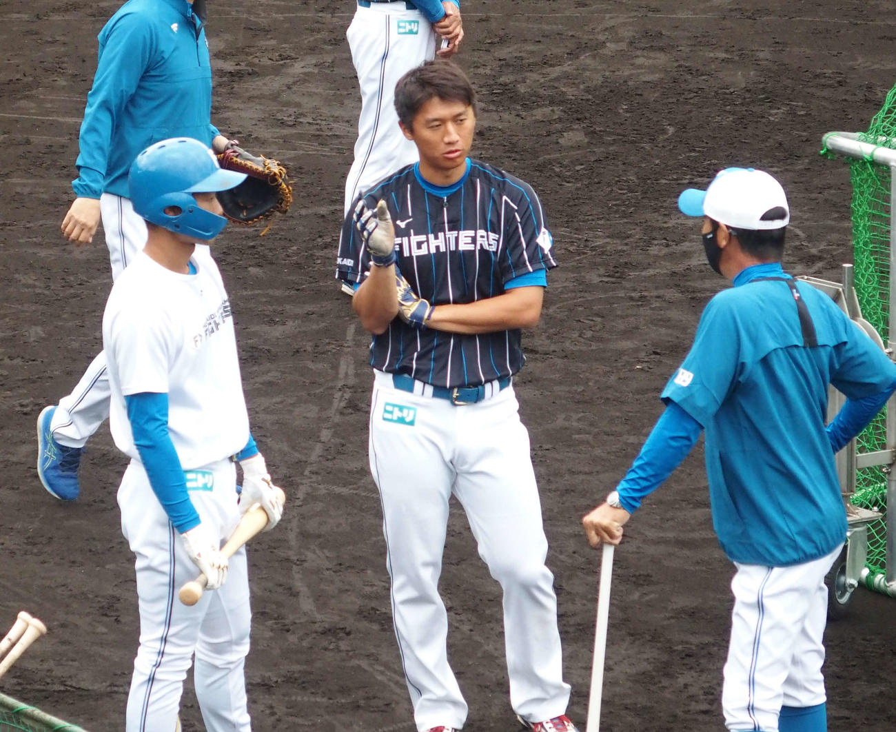 新任の日本ハム八木打撃コーチ（右端）に質問をする加藤豪（撮影・中島宙恵）