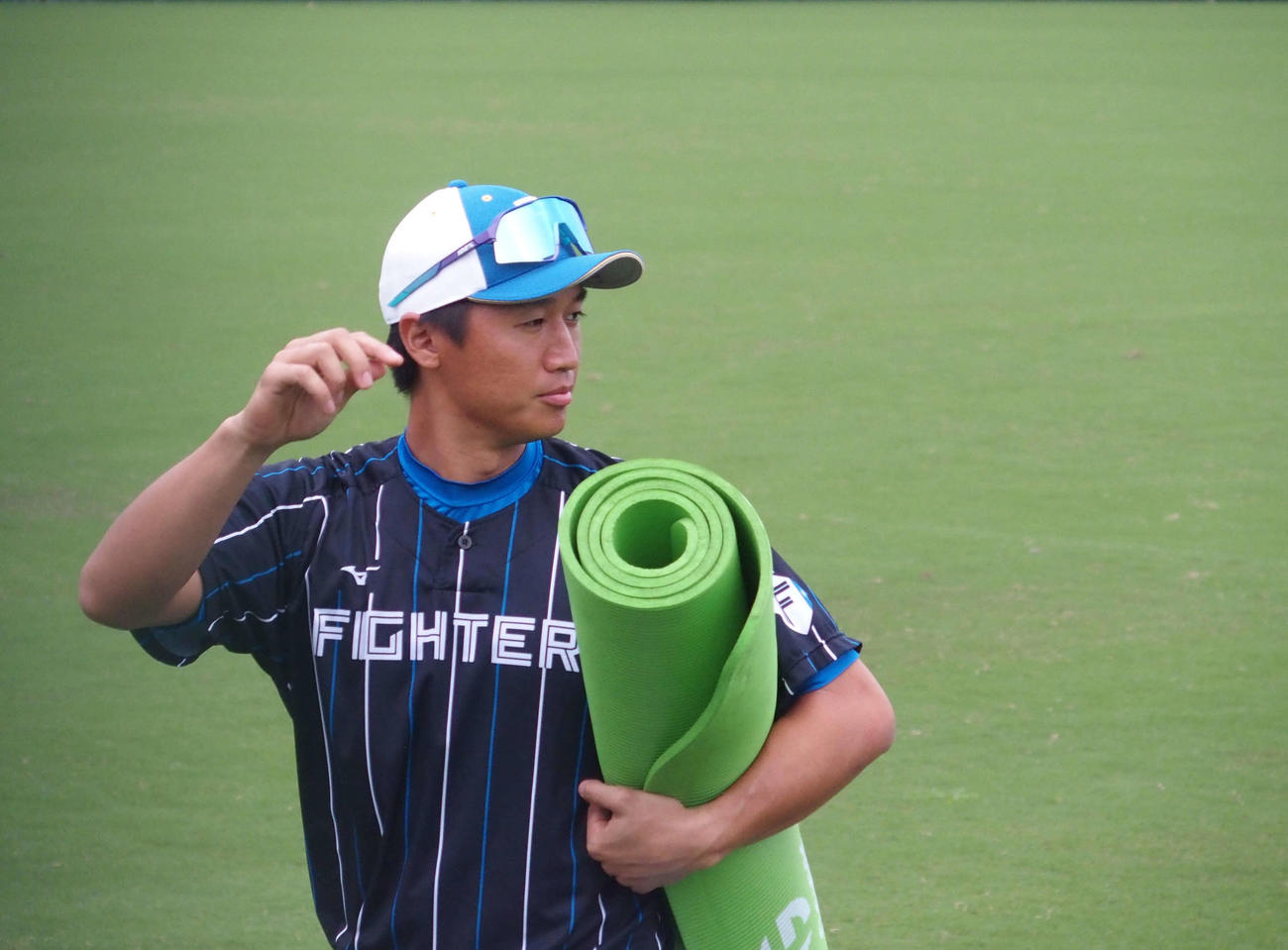 トレーニング用のマットを片付ける日本ハム加藤豪（撮影・中島宙恵）