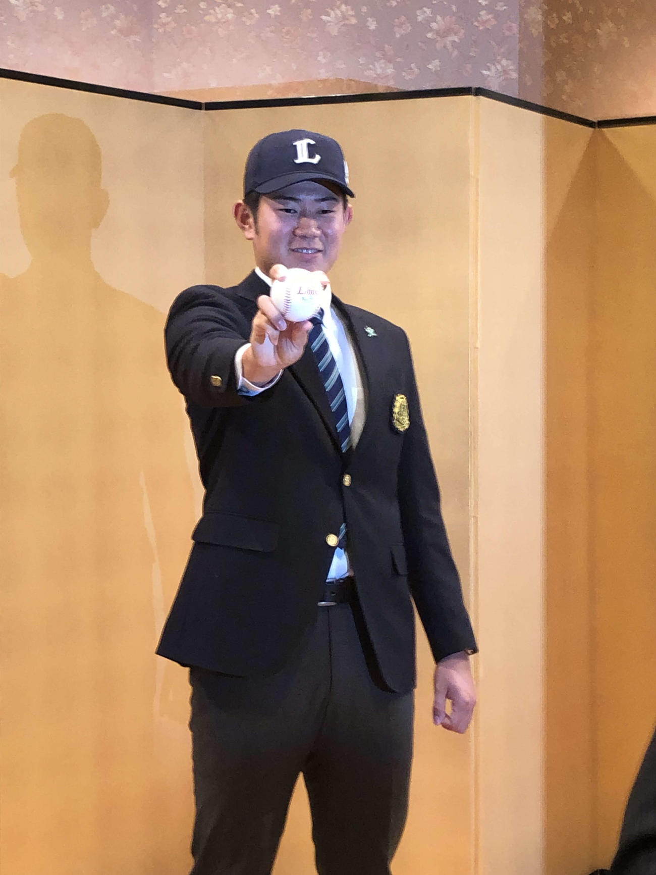 入団合意後、ボールを手に笑顔を見せる亜大・青山（撮影・上田悠太）