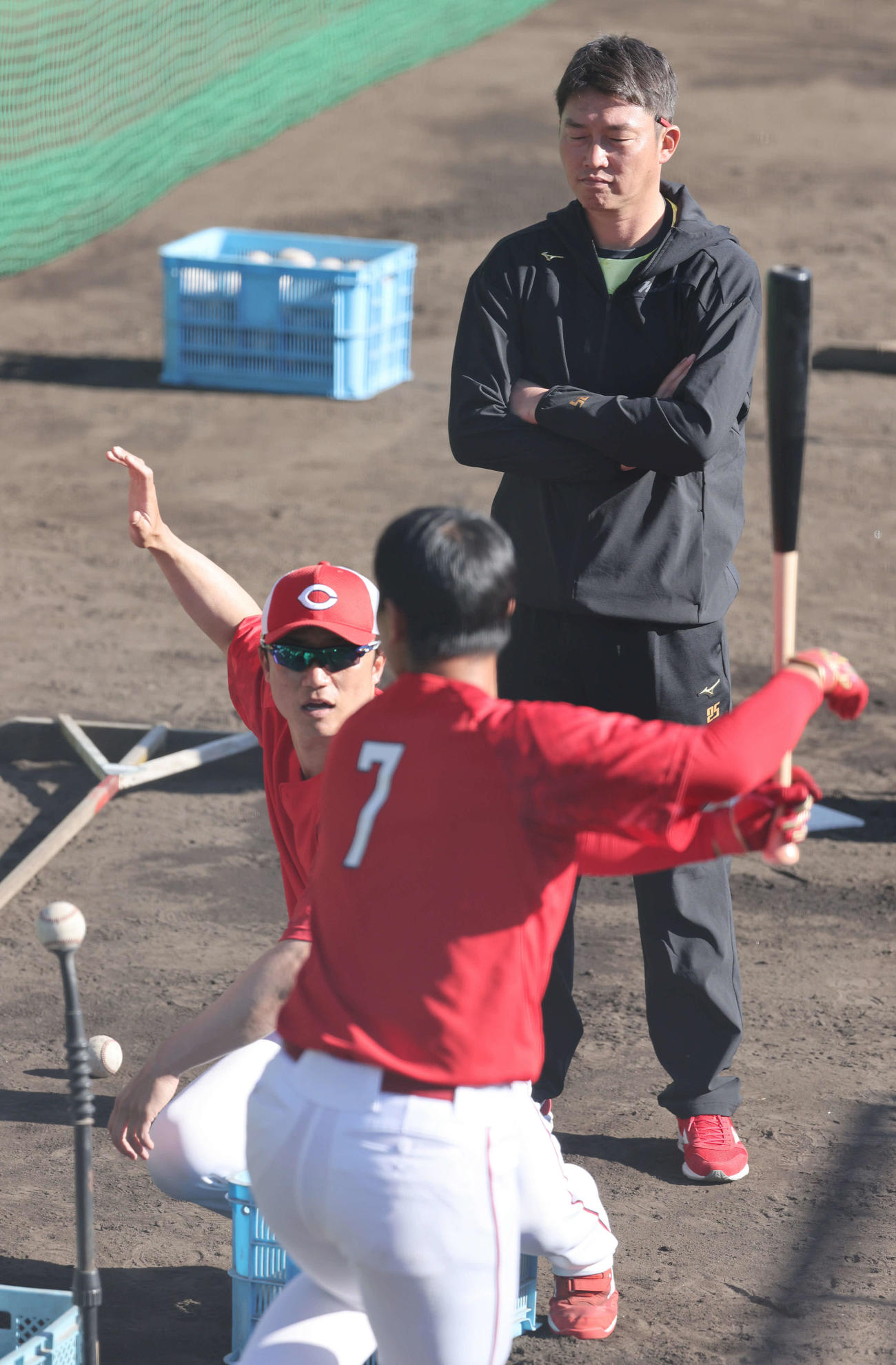 堂林（手前）に打撃指導する新井2軍打撃コーチ（左）と見守る新井監督（撮影・加藤孝規）