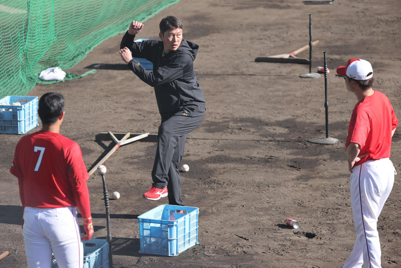 堂林（左）に打撃指導する新井監督。右は新井2軍打撃コーチ（撮影・加藤孝規）