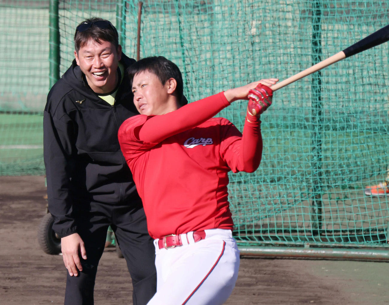 ロングティーをする堂林と新井監督（左）（撮影・加藤孝規）