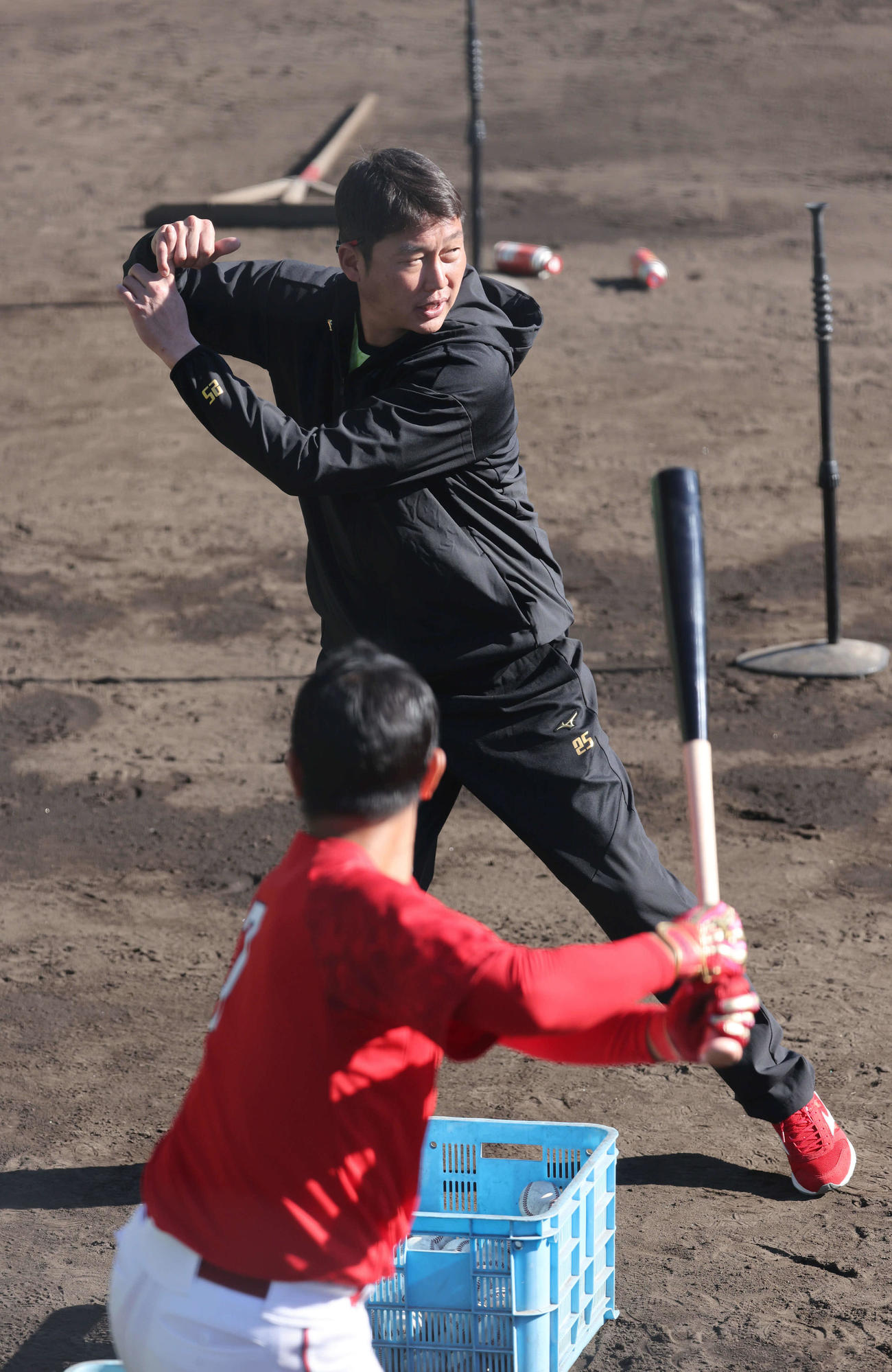 広島秋季キャンプ　堂林（手前）に打撃指導する新井新監督（撮影・加藤孝規）