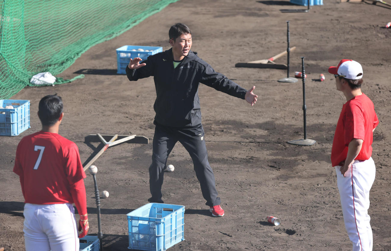 堂林（左）に打撃指導する新井監督。右は新井2軍打撃コーチ（撮影・加藤孝規）