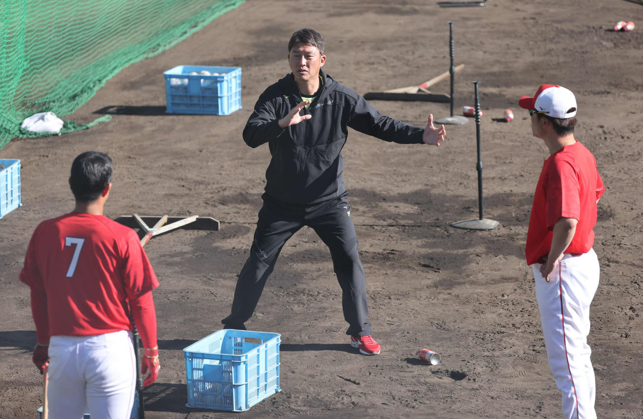 広島秋季キャンプ　堂林（左）に打撃指導する新井新監督。右は新井2軍打撃コーチ（撮影・加藤孝規）