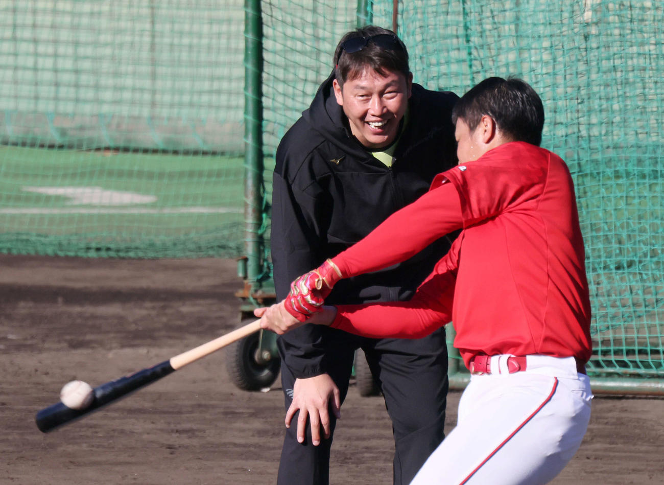広島秋季キャンプ　ロングティーをする堂林と新井新監督（中央）（撮影・加藤孝規）