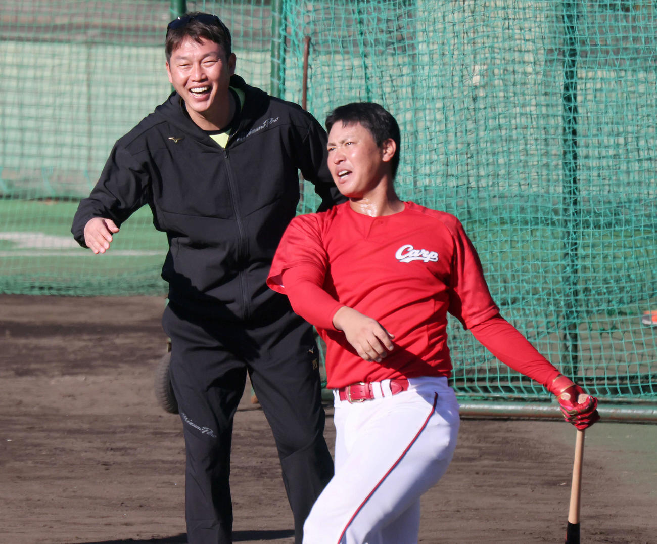 広島秋季キャンプ　ロングティーをする堂林と新井新監督（左）（撮影・加藤孝規）