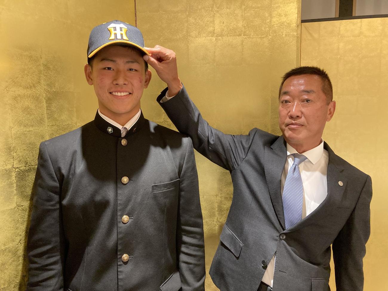 阪神と仮契約を結んだ天理・戸井。右は山本スカウト（阪神タイガース提供）
