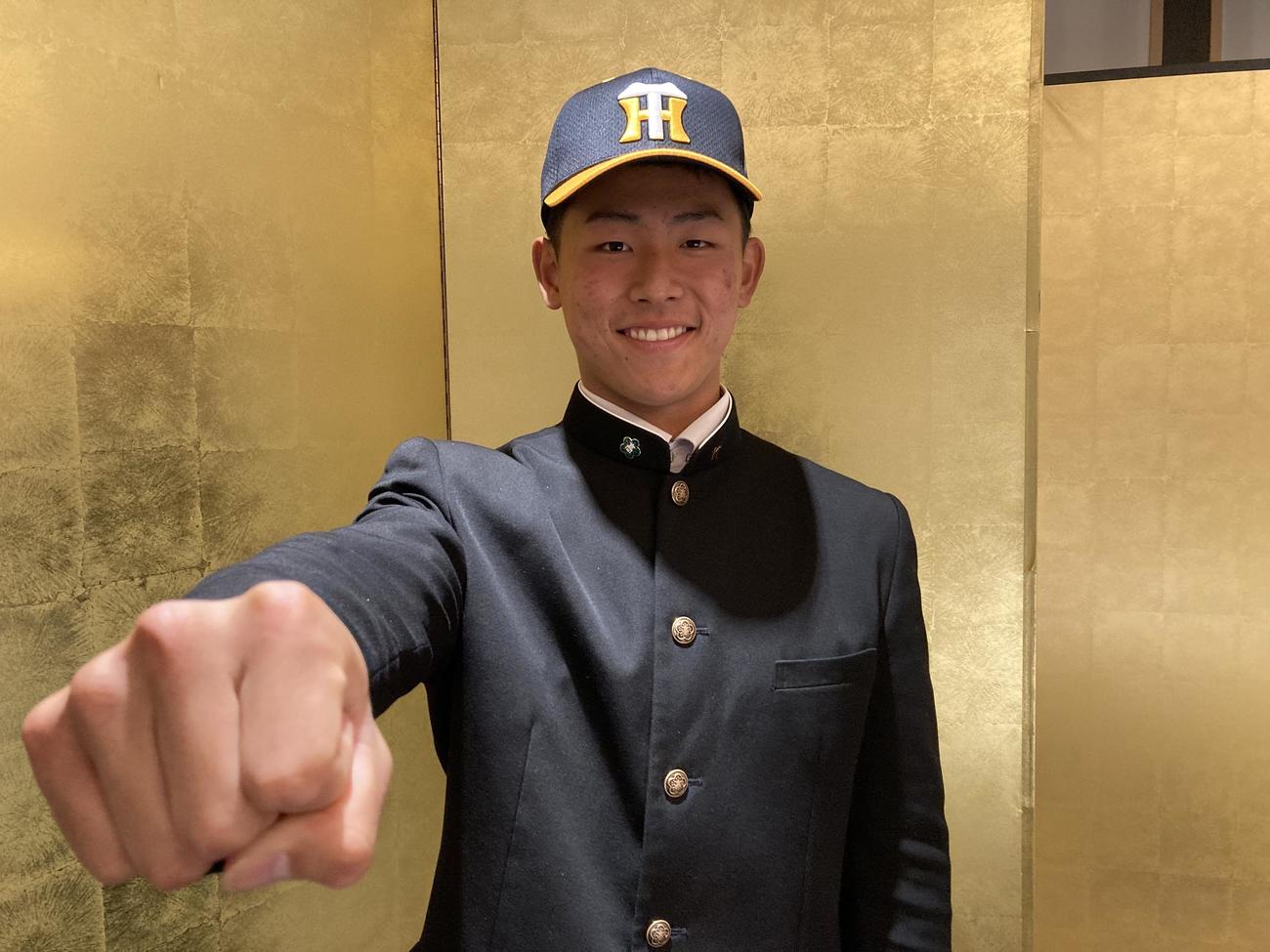 阪神と仮契約を結んだ天理・戸井（阪神タイガース提供）