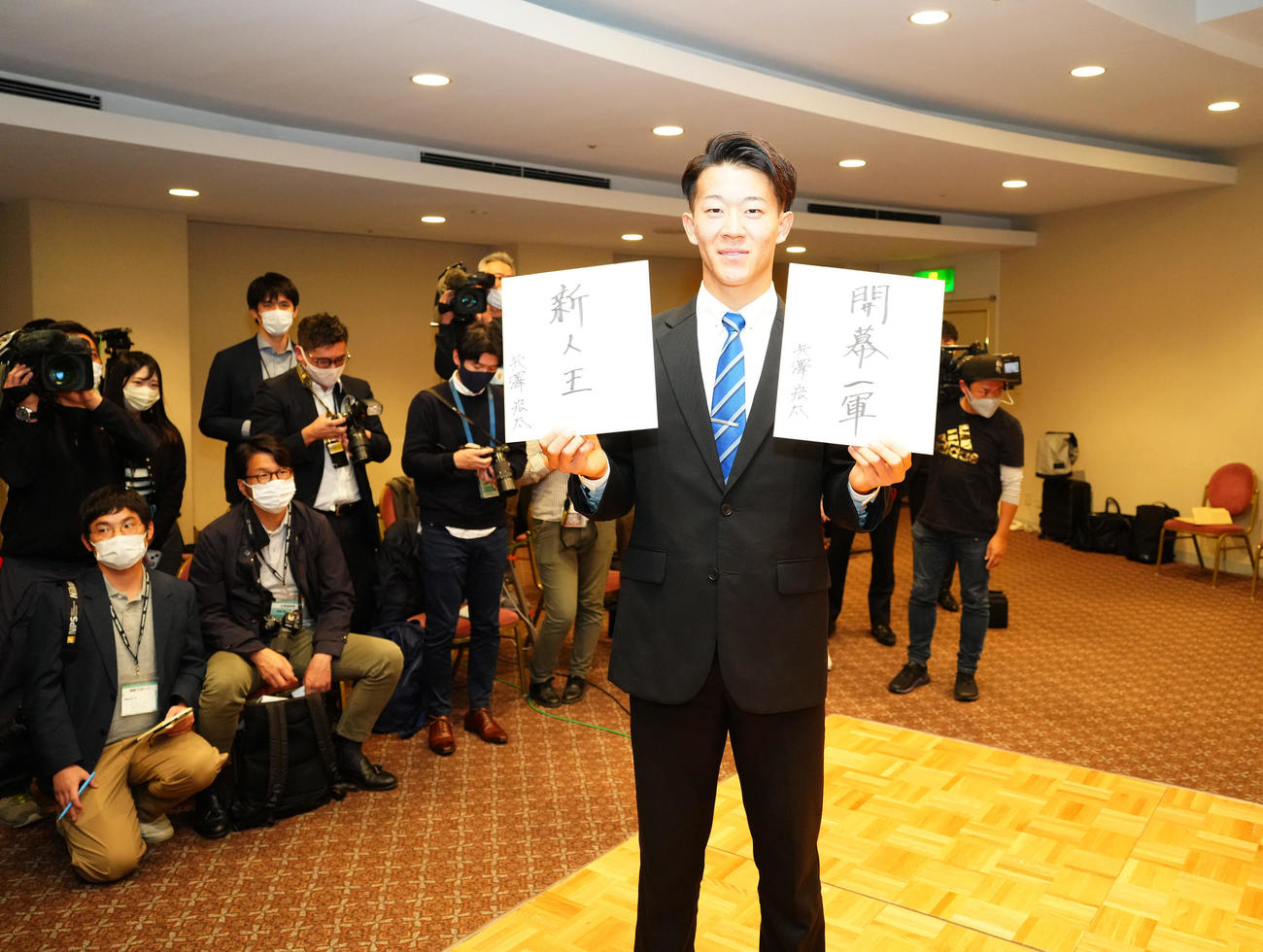 日本ハムと仮契約し、目標を「新人王」、「開幕一軍」と記したドラフト1位の日体大・矢沢（撮影・江口和貴）