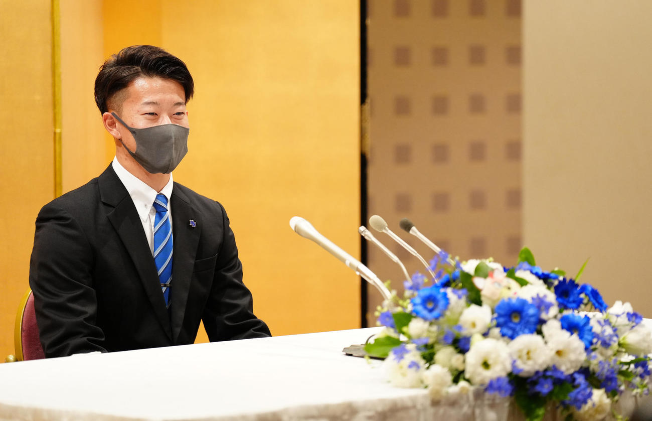 日本ハムとの仮契約後、会見に臨むドラフト1位の日体大・矢沢（撮影・江口和貴）
