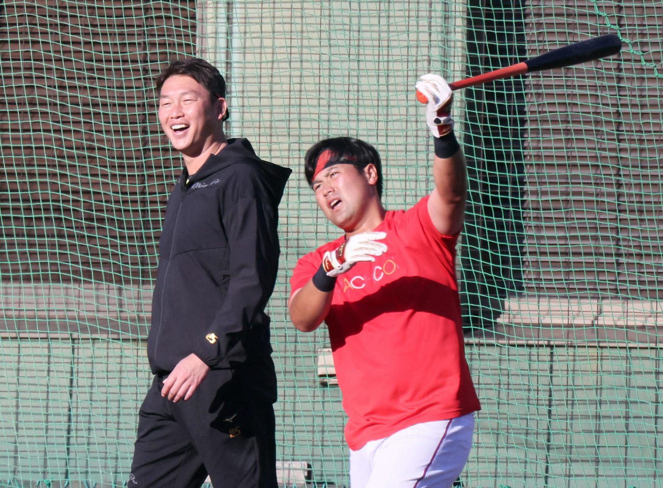 広島秋季キャンプ　ロングティーをする末包と新井新監督（左）（撮影・加藤孝規）
