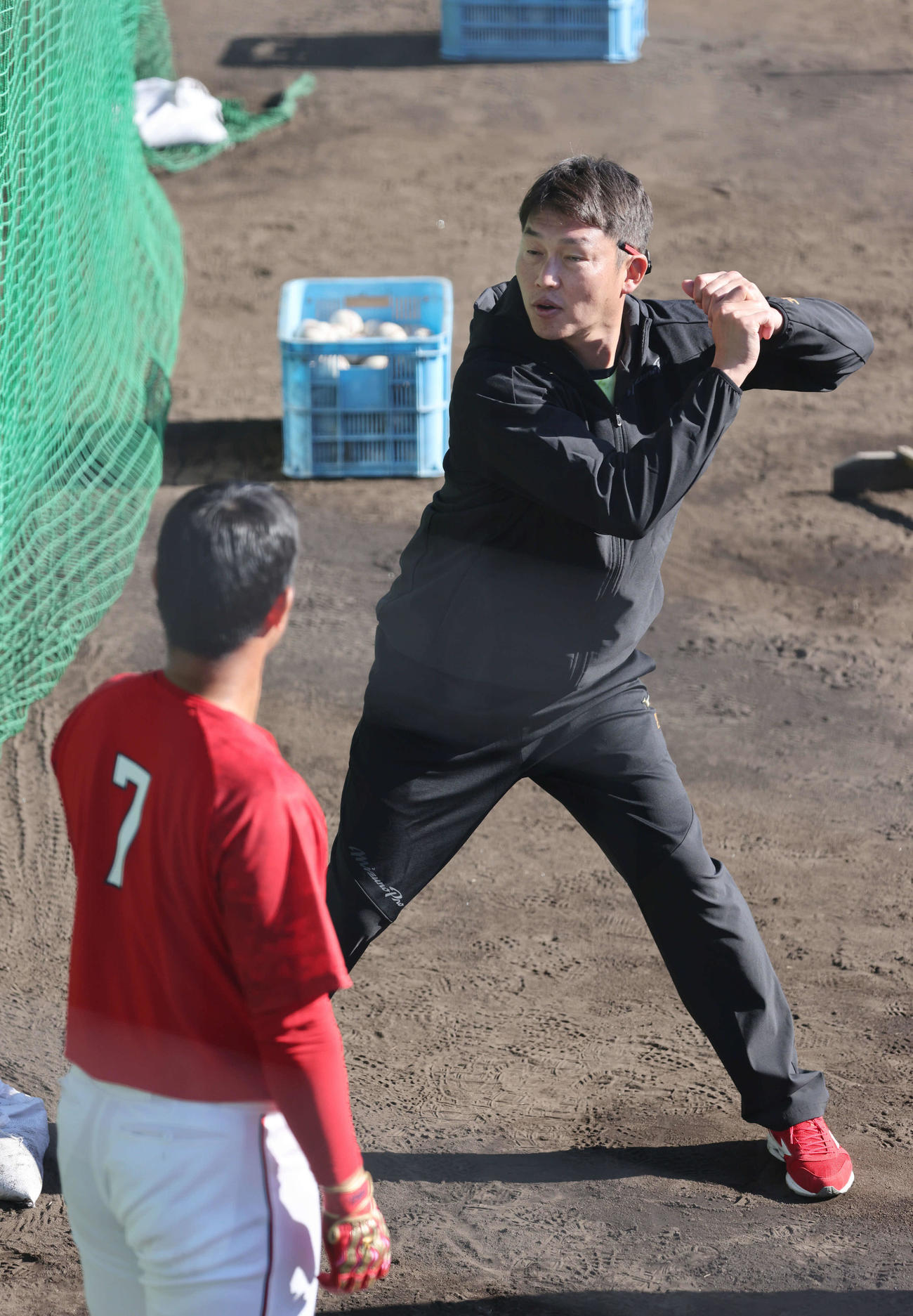 広島秋季キャンプ　堂林（手前）に打撃指導する新井新監督（撮影・加藤孝規）