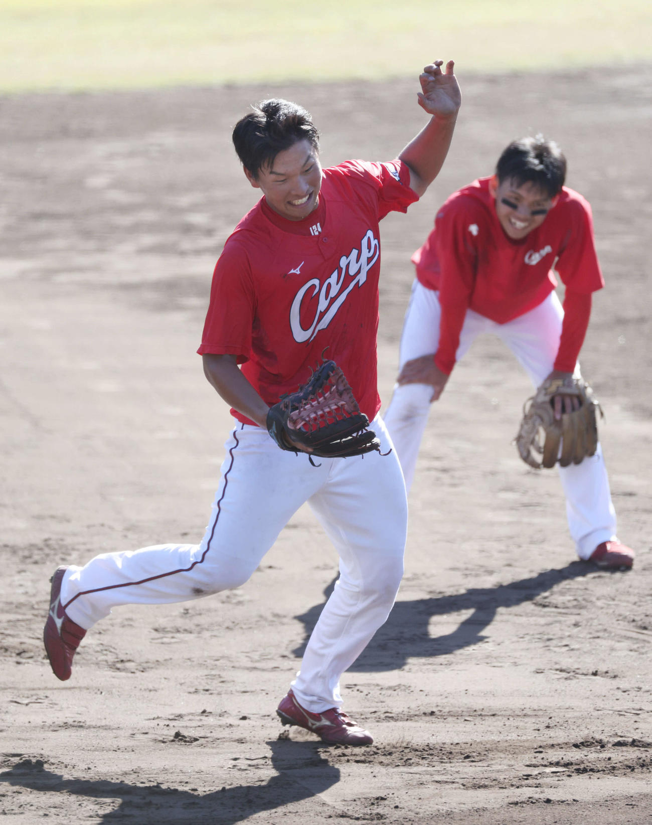 広島秋季キャンプ　守備練習でハッスルする木下。後ろは前川（撮影・加藤孝規）