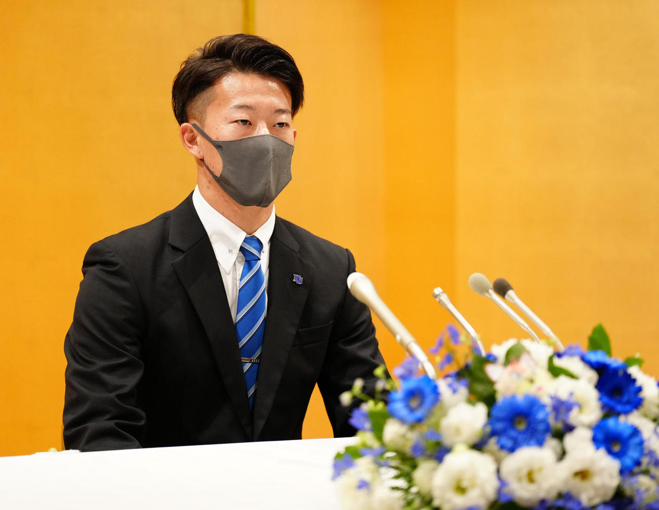 日本ハムとの仮契約後、会見に臨むドラフト1位の日体大・矢沢（撮影・江口和貴）