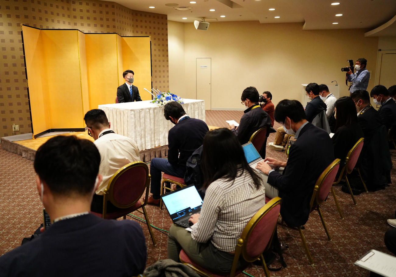 日本ハムとの仮契約後、会見に臨むドラフト1位の日体大・矢沢（後方左）（撮影・江口和貴）