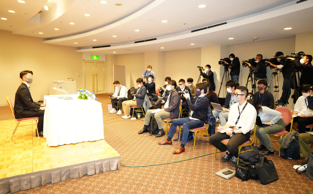 日本ハムとの仮契約後、会見に臨むドラフト1位の日体大・矢沢（左端）（撮影・江口和貴）